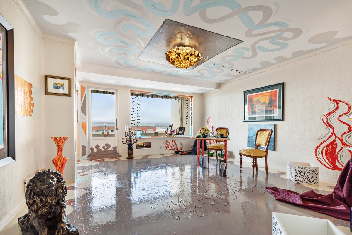 Velkommen til en helt unik bolig med særpreg og personlighet. Her får man noe annerledes og spennende. Denne boligen bør besøkes og oppleves. Galleribilde