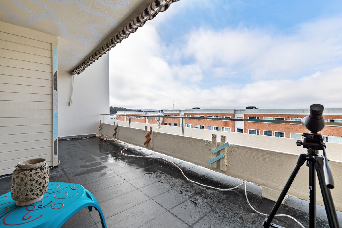Balkong med flott utsikt og gode solforhold. Det er fliser på gulv og god plass til flere sittegrupper og grill. Galleribilde