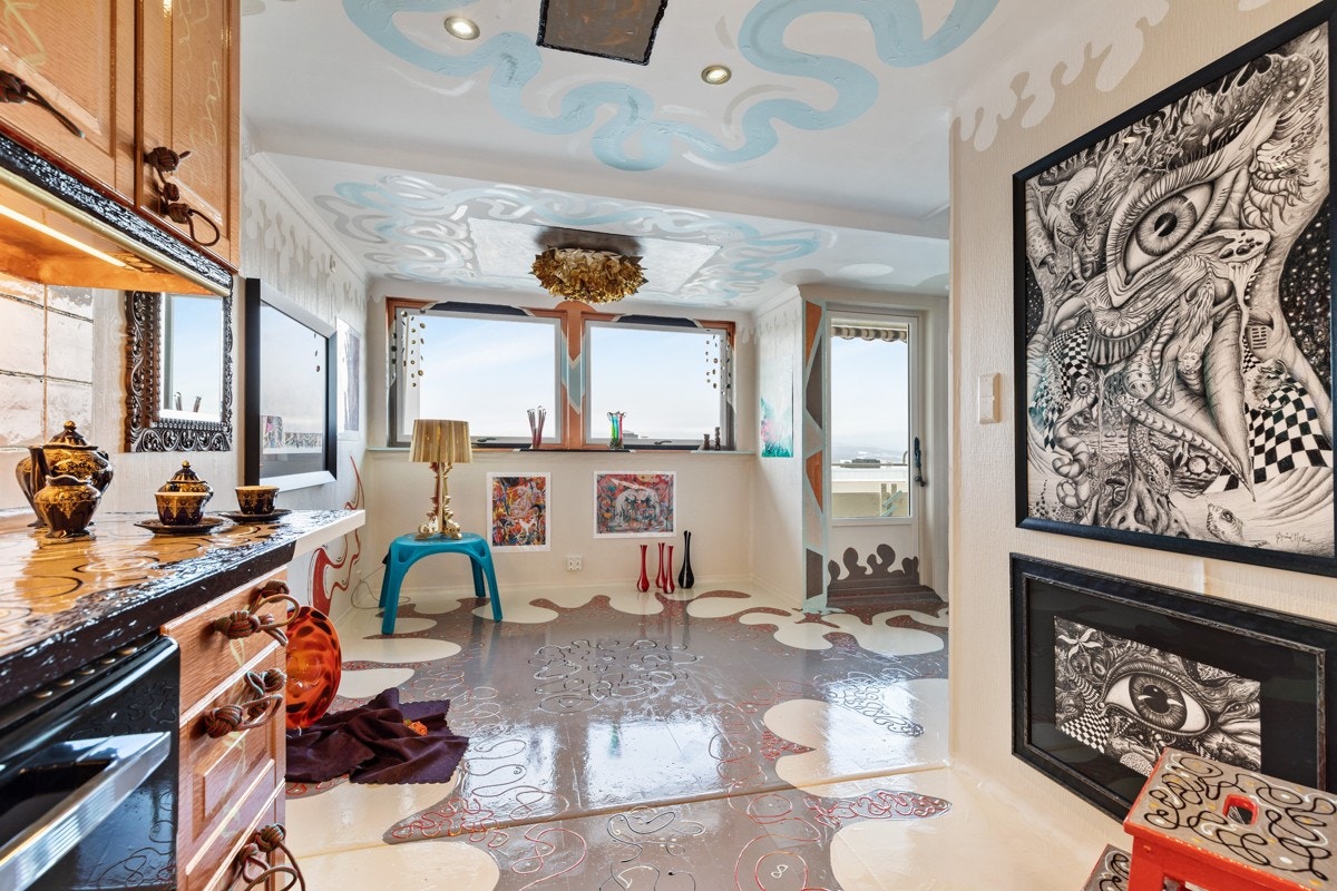 Det er god plass til spisebord mellom kjøkken og stue. Galleribilde