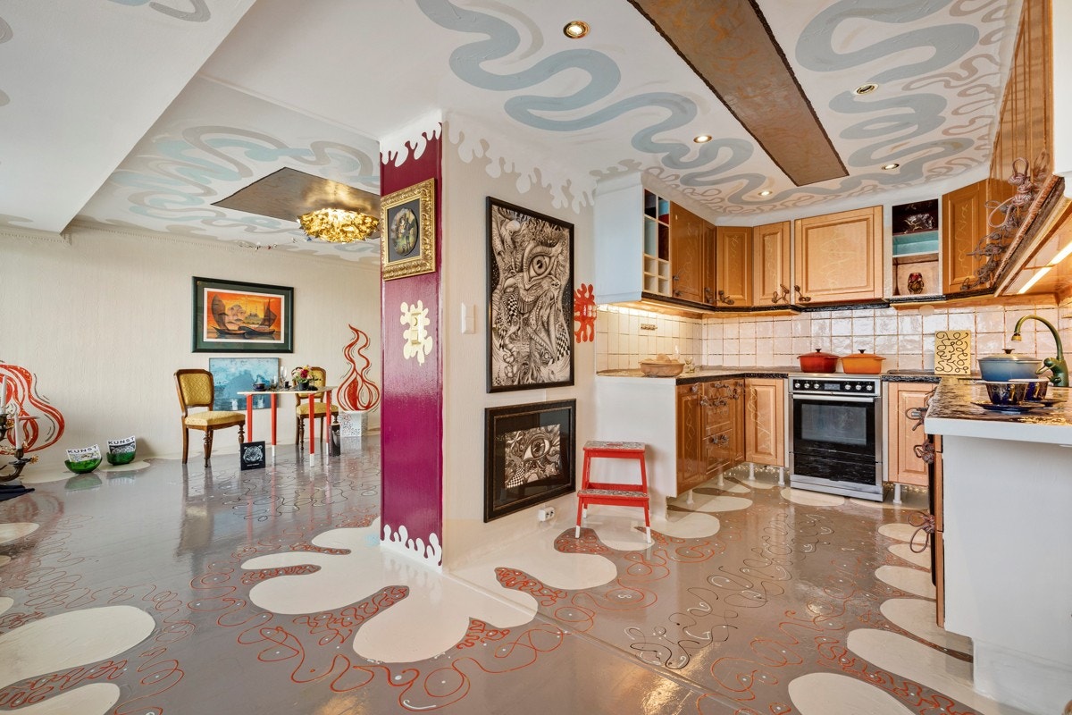 Kjøkkenet ligger delvis åpent mot stuen. Her er det gode muligheter for å endre løsning dersom det er ønskelig. Galleribilde