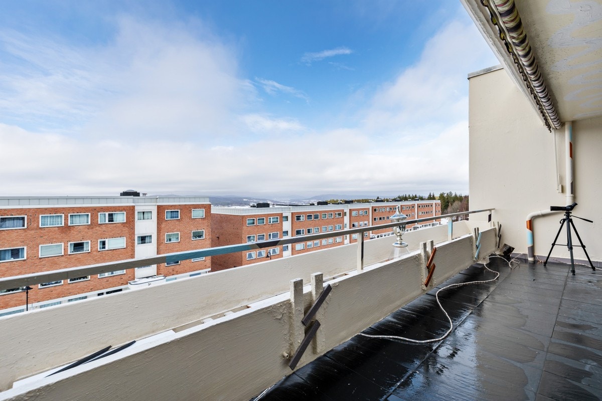 Balkong mot vest med utgang fra stue. Utsikt hvor man ser helt opp til Holmenkollen. Galleribilde