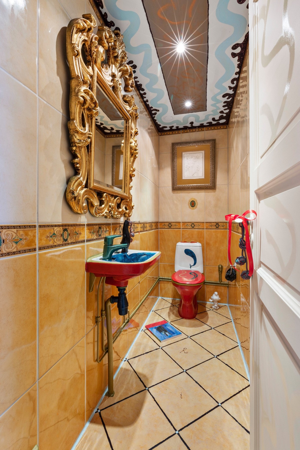 Side om side med badet er det wc og servant. En veldig praktisk løsning for de fleste. Galleribilde