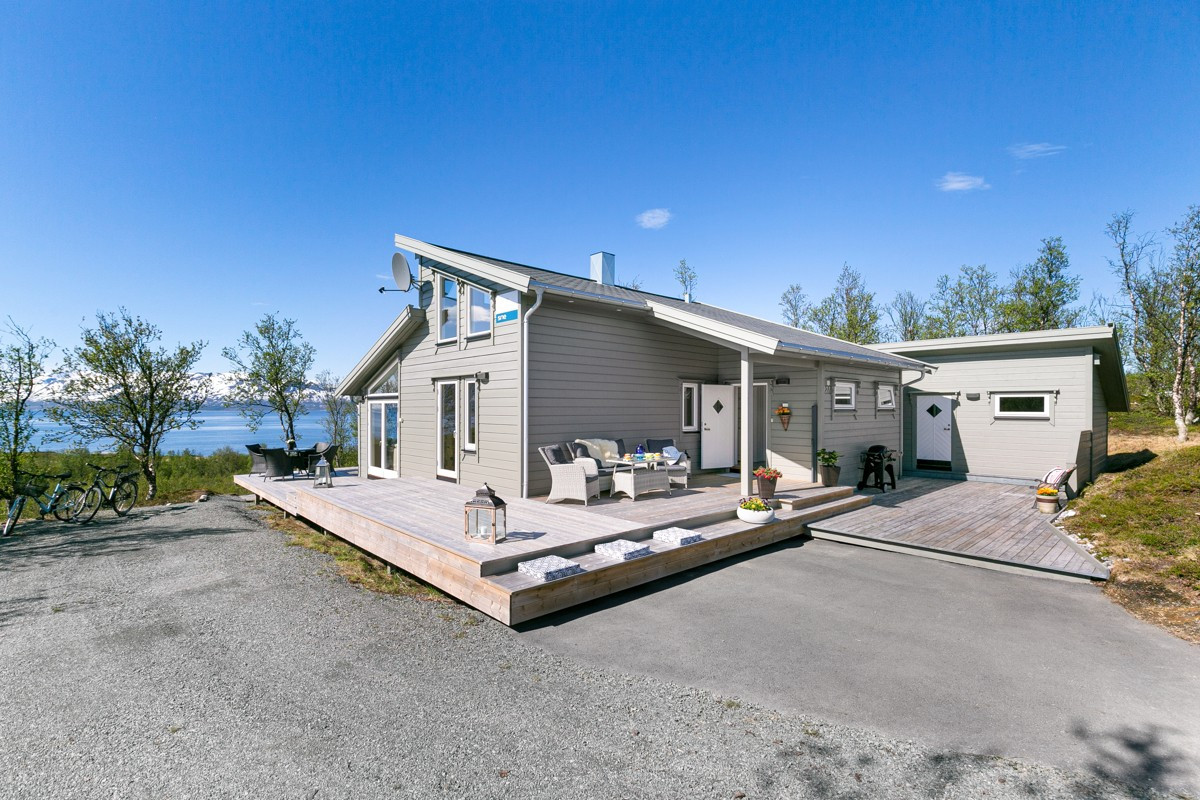 Terrassen er på ca. 70-75 kvm. og er vendt mot sør, øst og vest