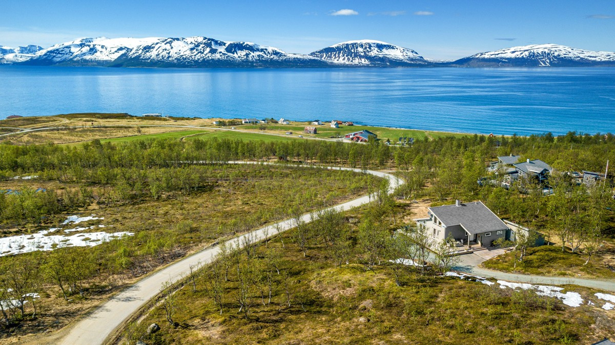 Det er flott sjøutsikt fra eiendommen