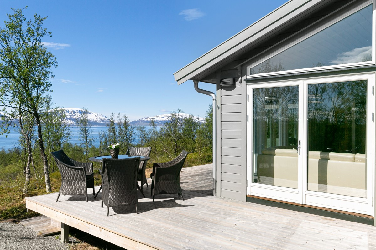 På terrassen er det god plass til grill og utemøbler