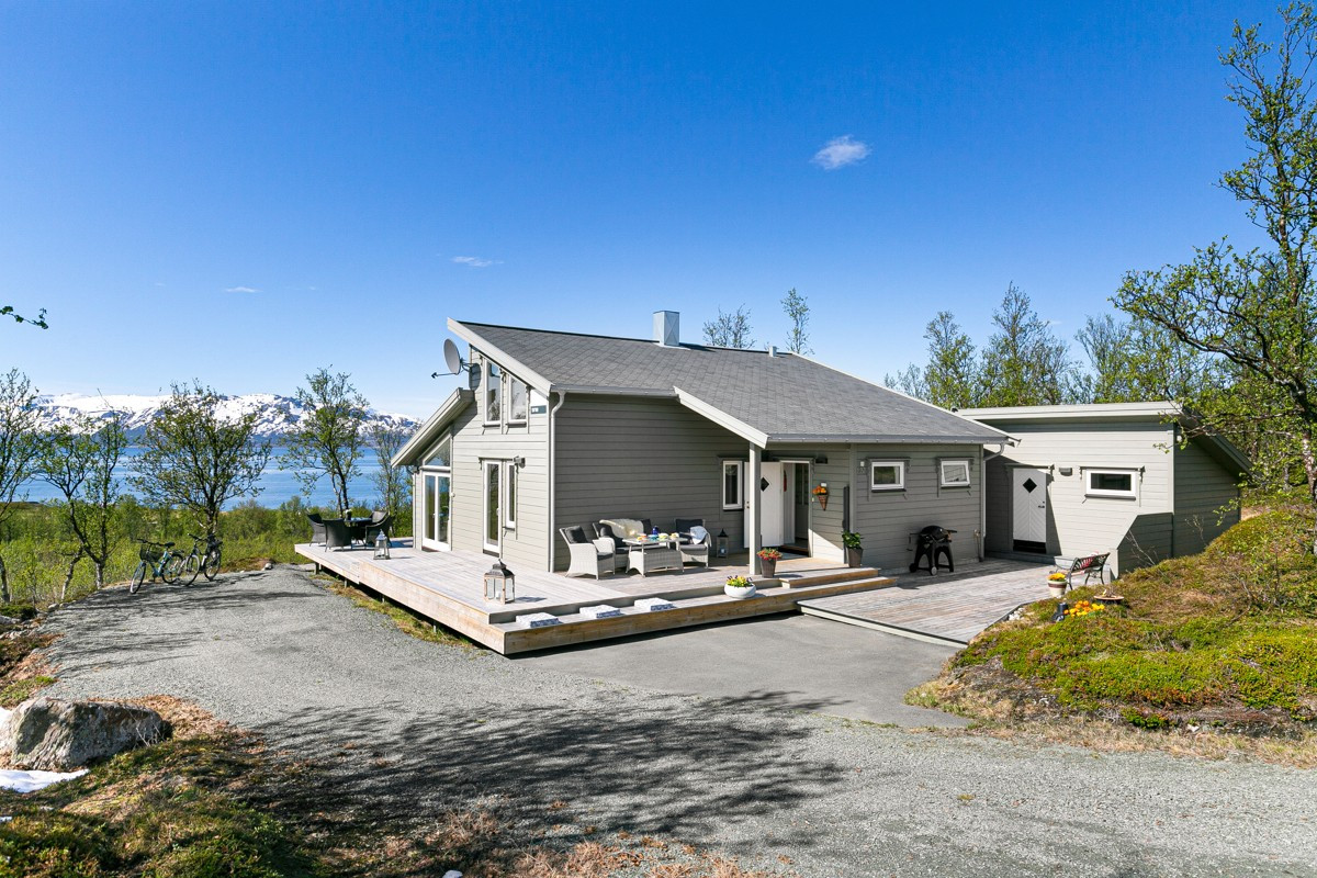 Boligen har en stor terrasse med tilkomst fra spisestue, soverom og hovedinngang