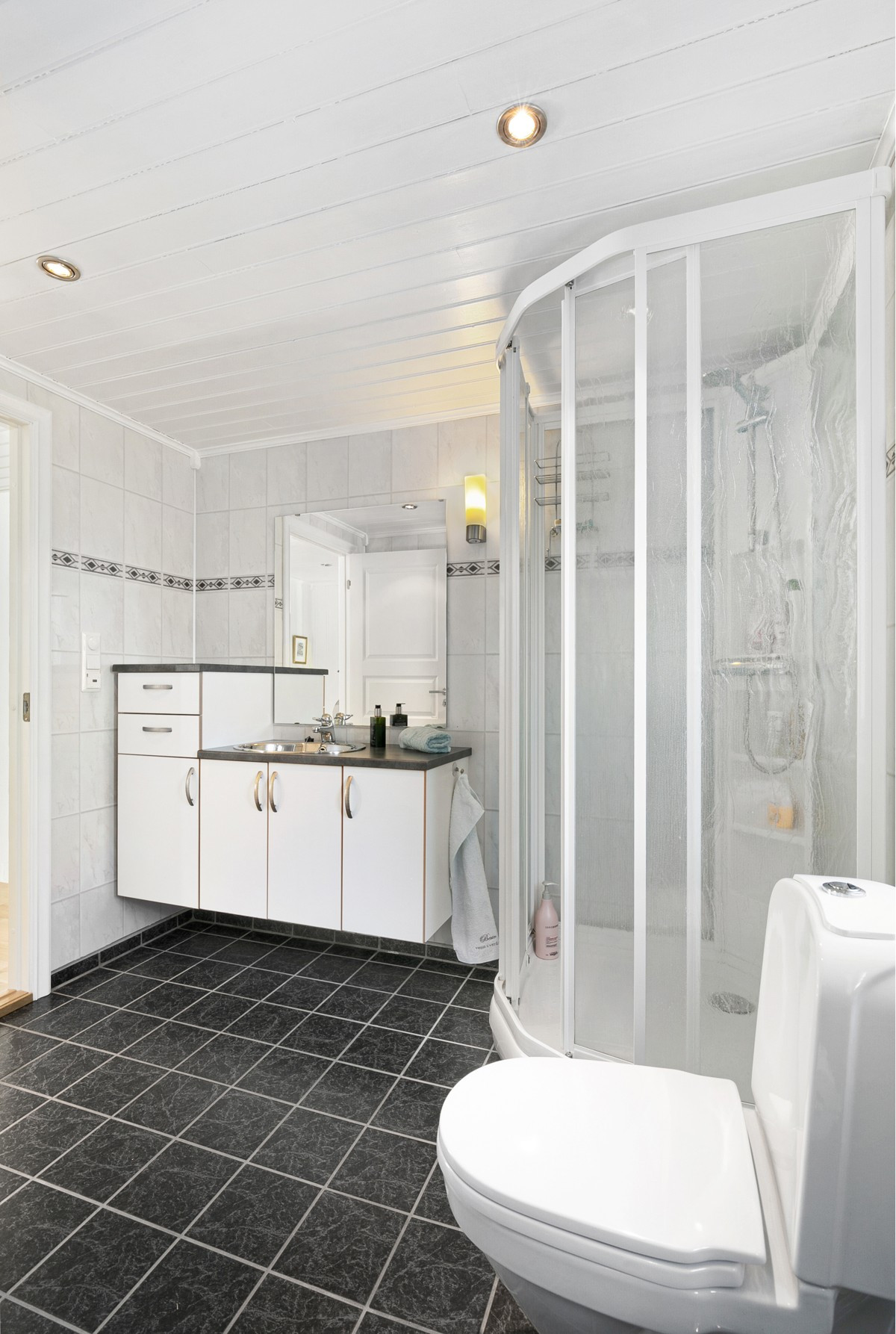 Badet er utstyrt med dusjhjørne