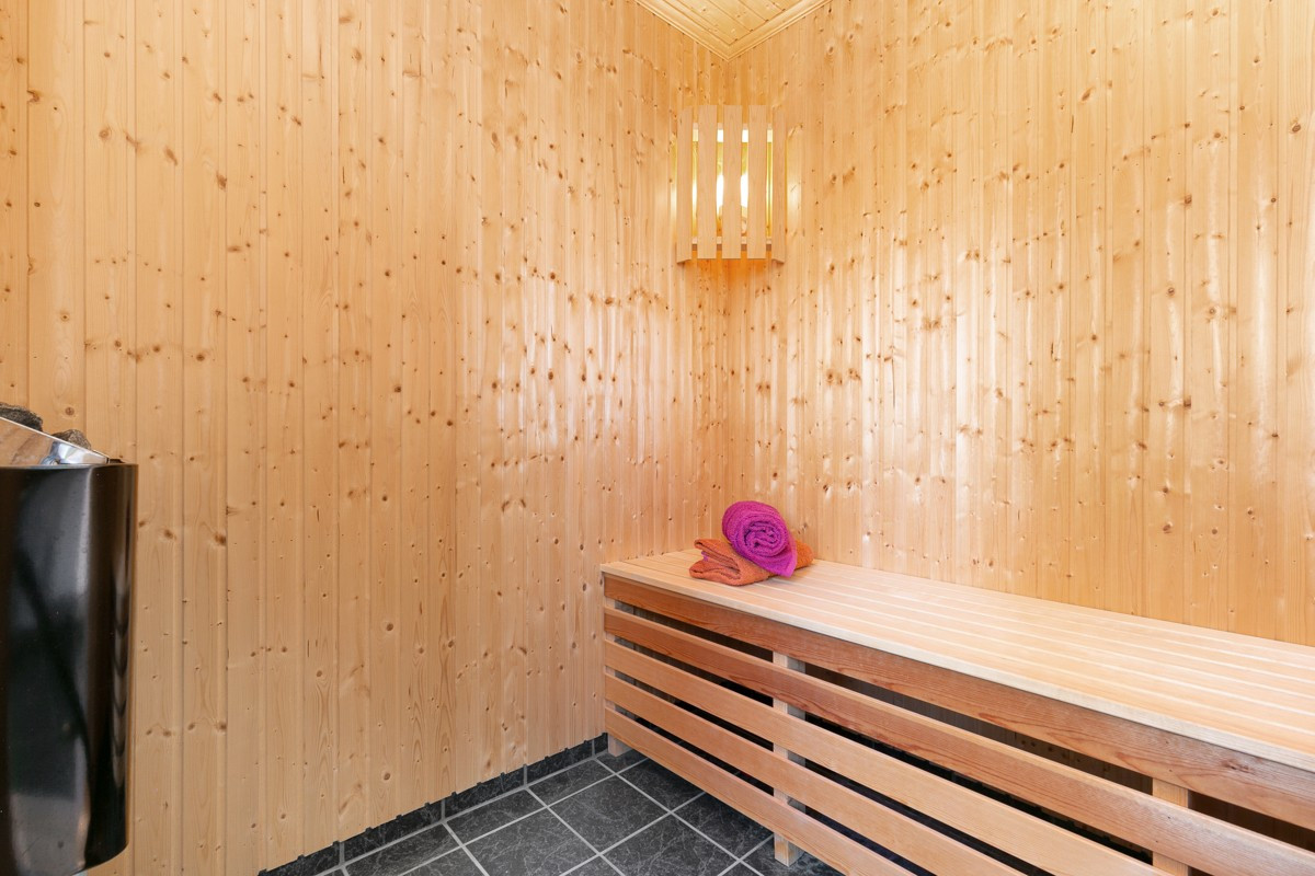 Fra badet er det inngang til egen badstue med flislagt gulv, glassdør og EL-ovn