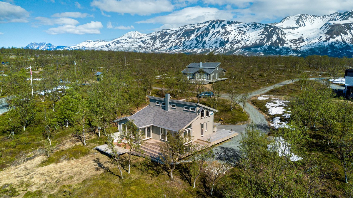 Boligen har en stor terrasse på 70-75 kvm. vendt mot sør, øst og vest