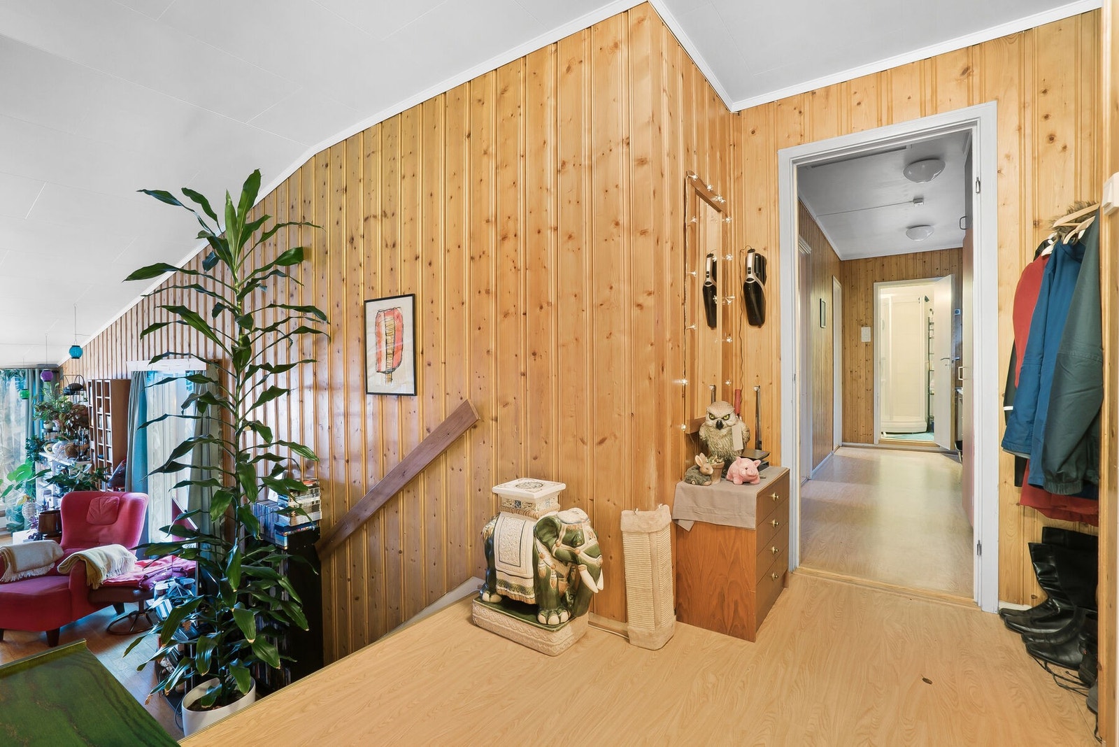 Velkommen inn! Til venstre i bildet kommer du ned til stua. Bak deg har du kjøkkenet. Gangen videre i bildet leder inn til soverommene og badet. Galleribilde