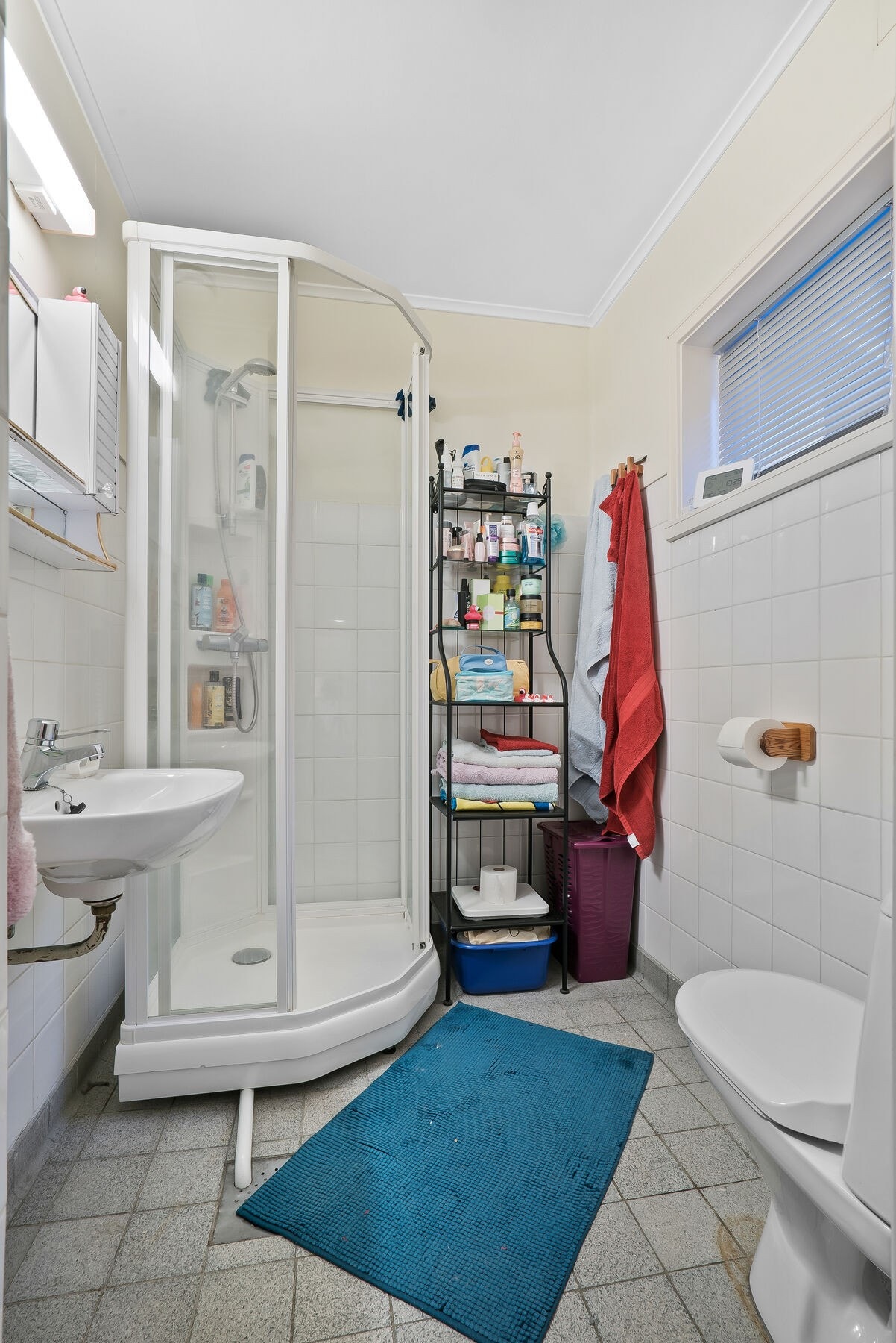 Badet er utstyrt med flis på gulv, fliser og malte plater på vegg og malte plater i himlingen. Det må påberegnes rehabilitering av rommet. TG 2. Galleribilde