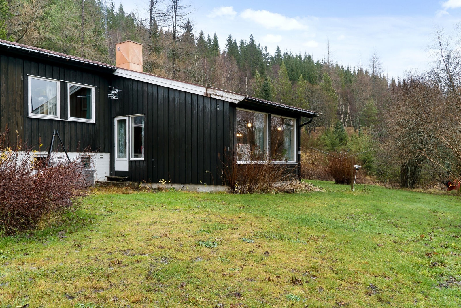 Ønsker du å bo litt utenfor byen med nærhet til skog og mark med gode solforhold i solveggen? Da ønsker jeg deg hjertelig velkommen til visning. Galleribilde