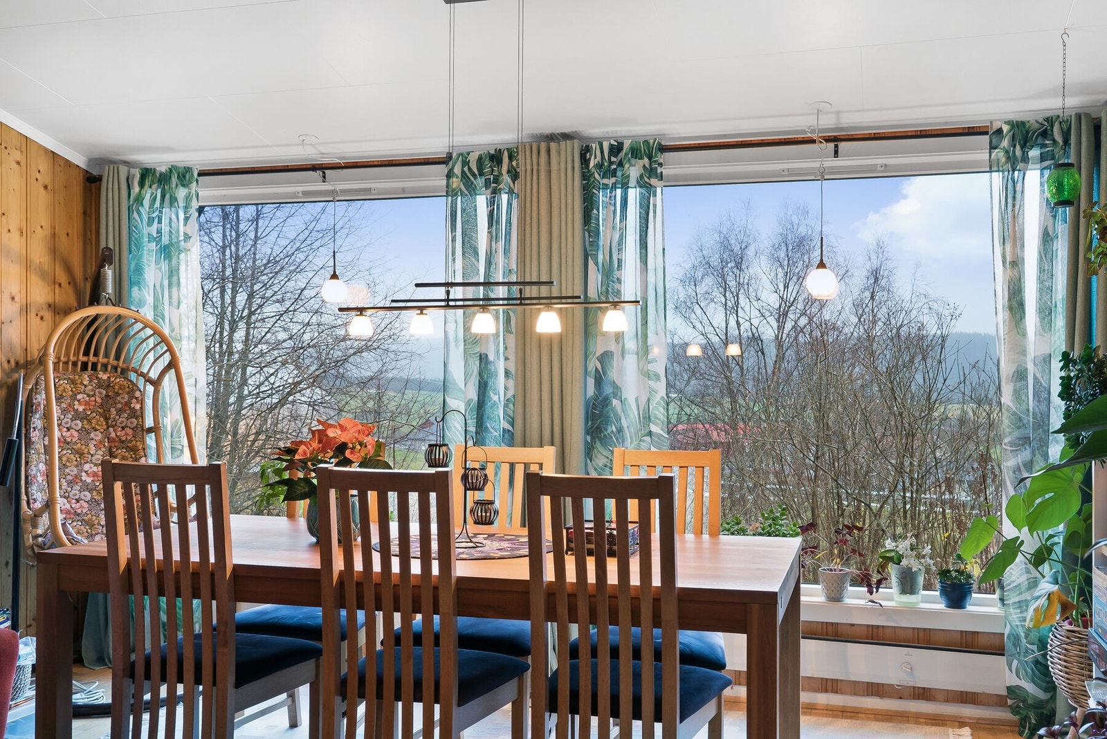 Stuen er lagt med parkett på gulv, furupanel på vegger og tak-ess i himlingen. Stuevindu har 2-lags energiglass fra 2008. Noen vinduer er fra byggeår, mens flere er byttet i 1987/88. Galleribilde
