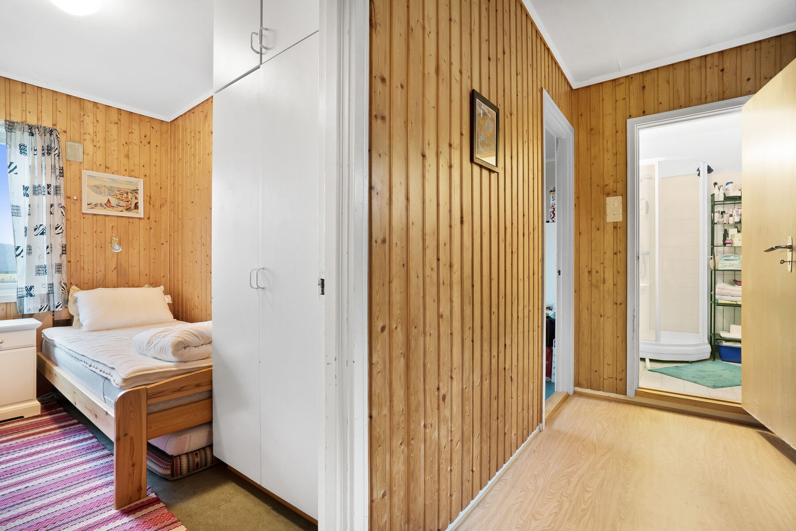 Boligen har 3 soverom og en romslig kjeller med rikelig av bodplass, et vaskerom og et hobbyrom. I tillegg er det også et lite toalettrom. Galleribilde