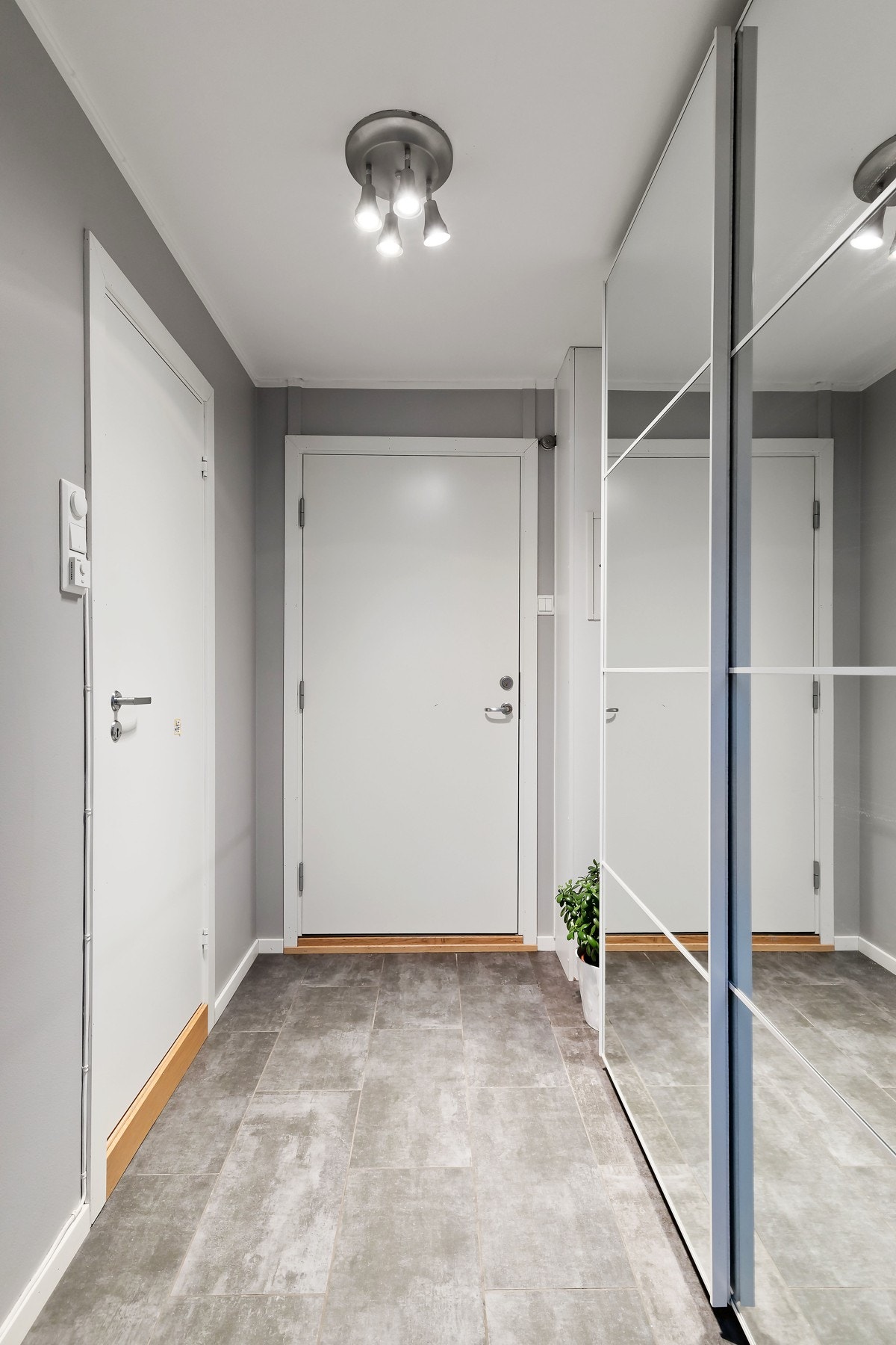 Inngangsparti med god plass til yttertøy i stor skyvedørsgarderobe Galleribilde
