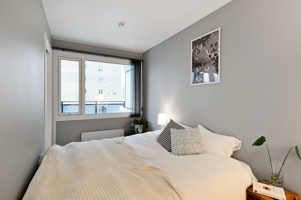 Soverommet er av god størrelse og har god plass til dobbeltseng med nattbord på begge sider Galleribilde