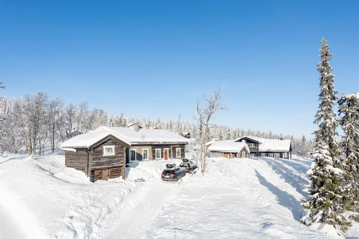 Hyttetunet er på hele 1,3 mål og består av tre gamle tømmerbygninger fra 17-1800 tallet Galleribilde