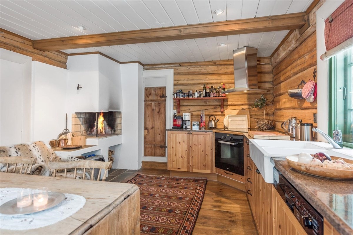 Stort hyggelig kjøkken med peis Galleribilde