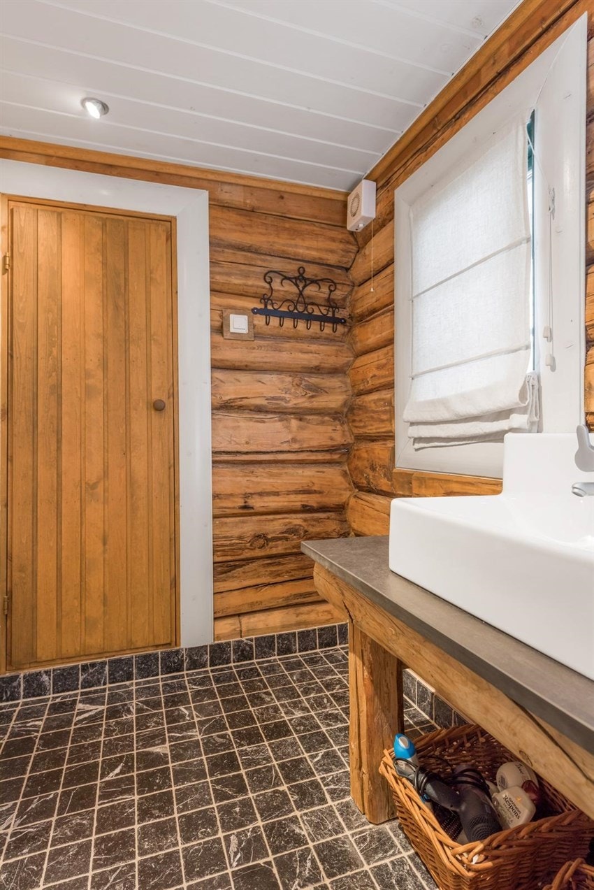 Innbydende bad i 1. etasje Galleribilde