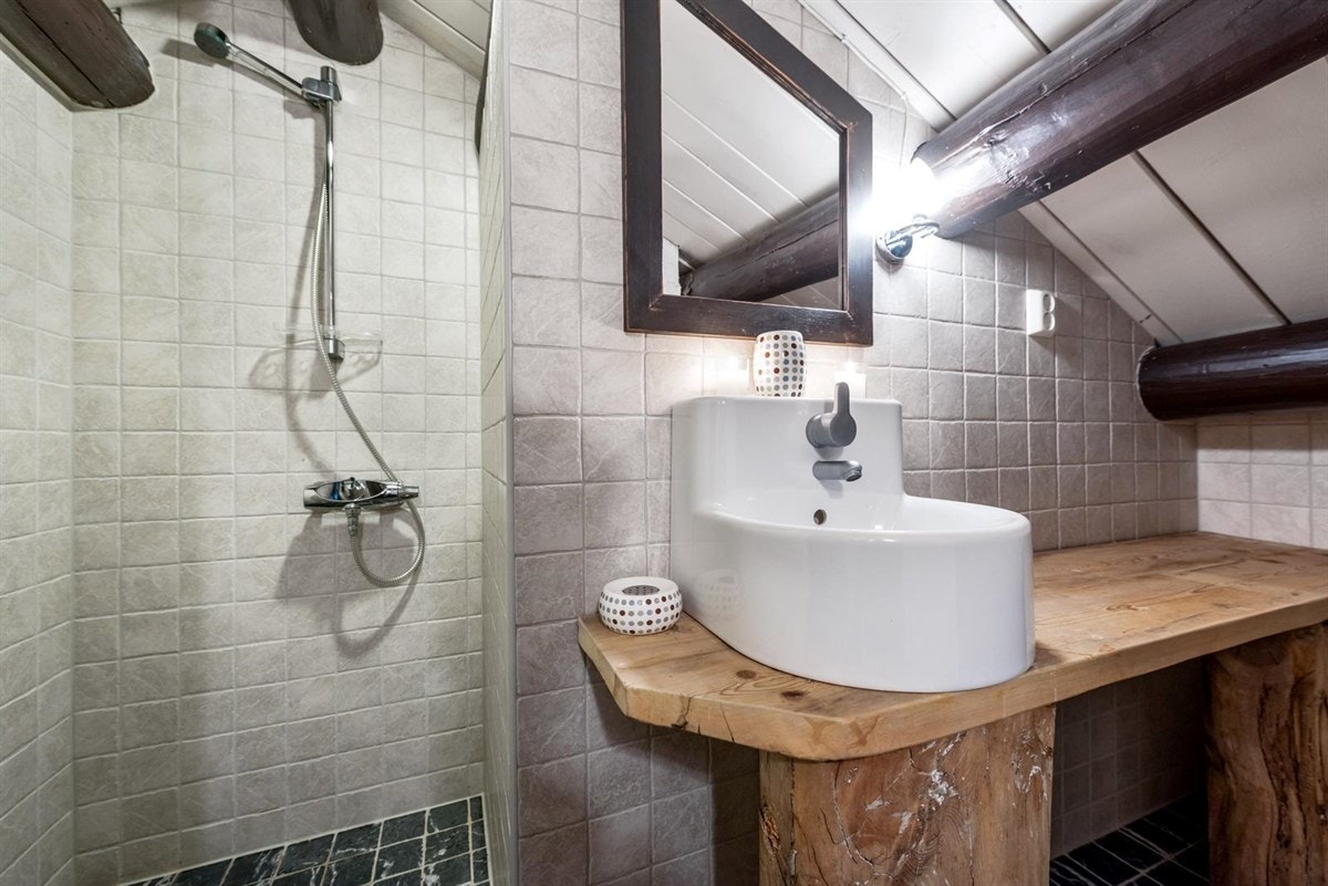 Bad 2. etasje med dusjnisje og toalett Galleribilde