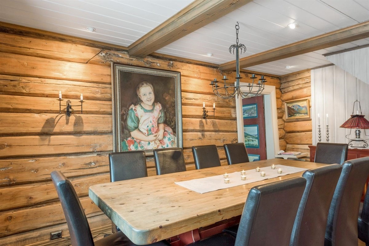 Spisestue med plass til mange gjester Galleribilde