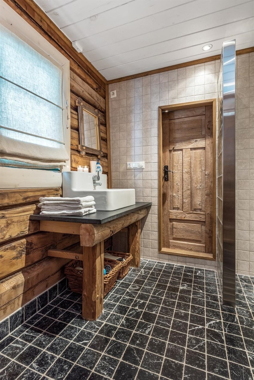 Innbydende bad i 1. etasje Galleribilde