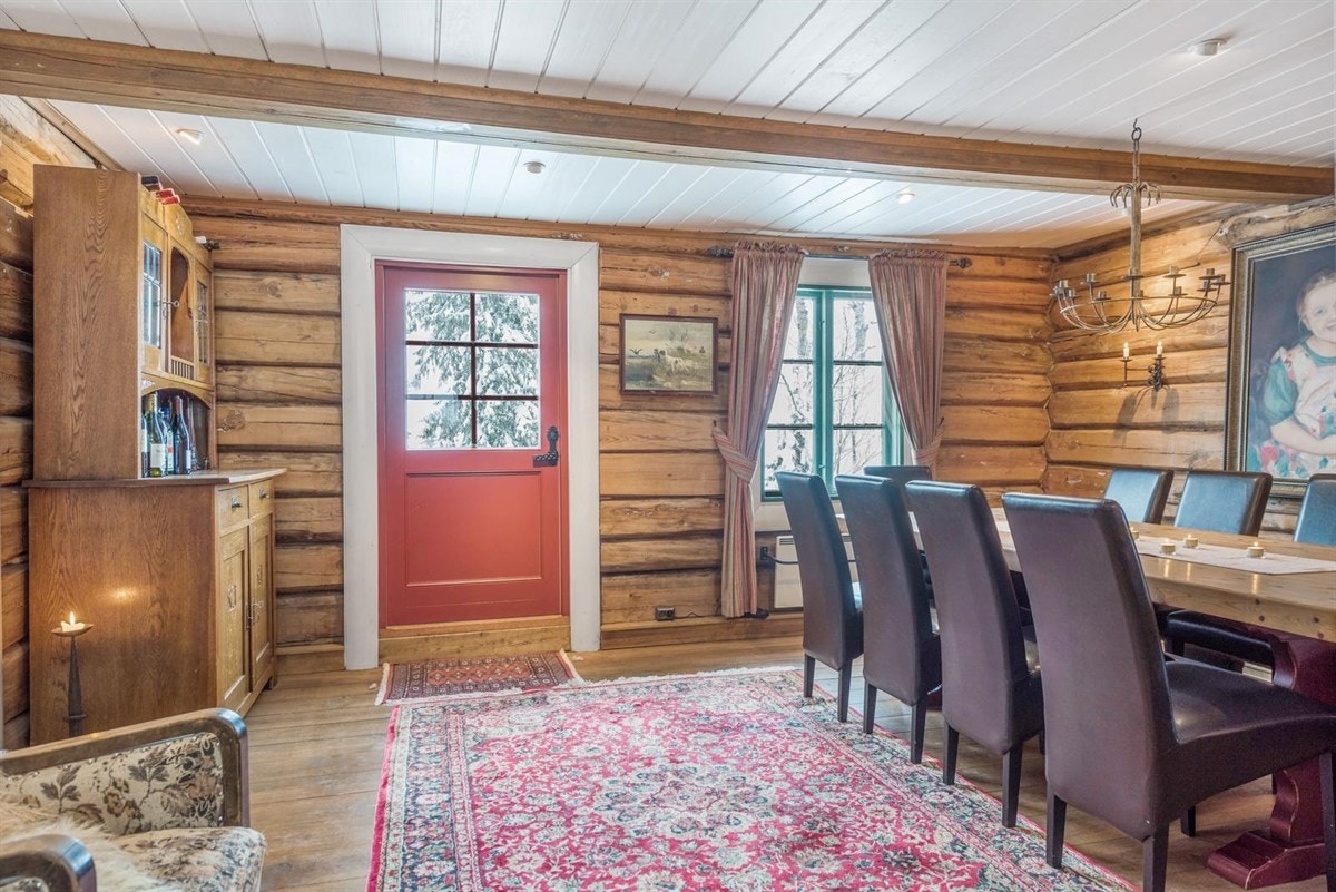 Fra spisestue har man utgang til uteområdet Galleribilde