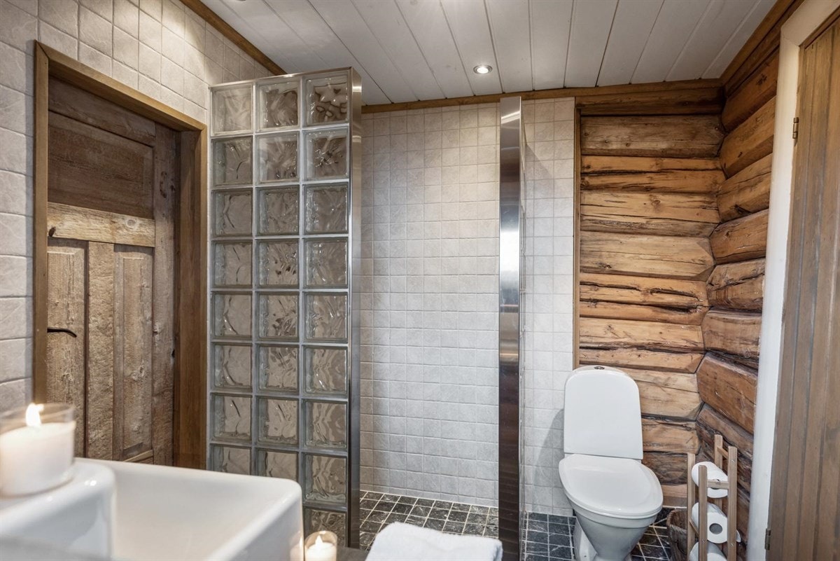 Innbydende bad i 1. etasje Galleribilde