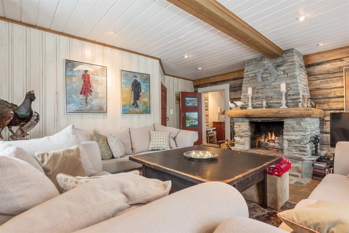 Lys og åpen stue med peis Galleribilde