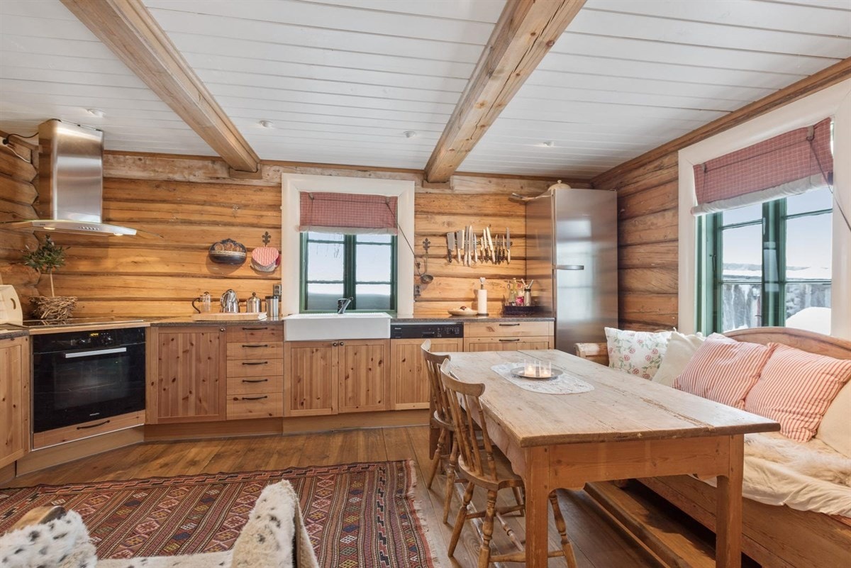 Stort hyggelig kjøkken med peis Galleribilde