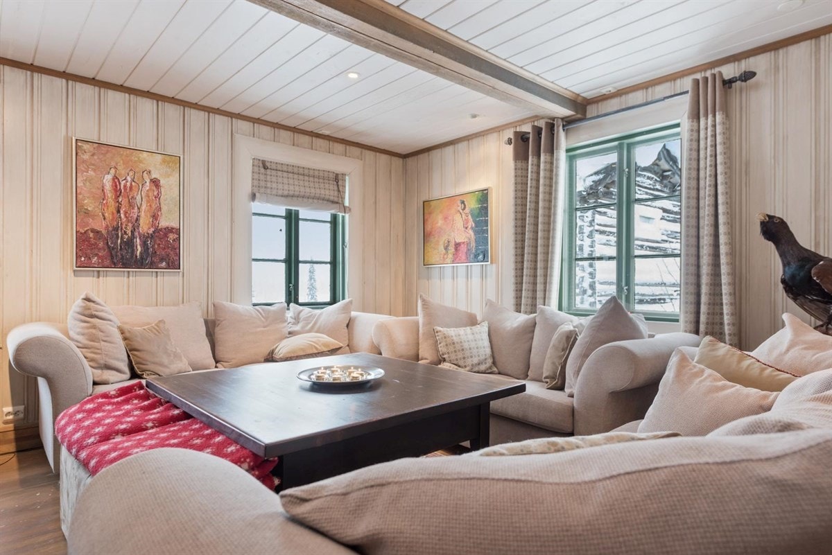 Lys og åpen stue med peis Galleribilde