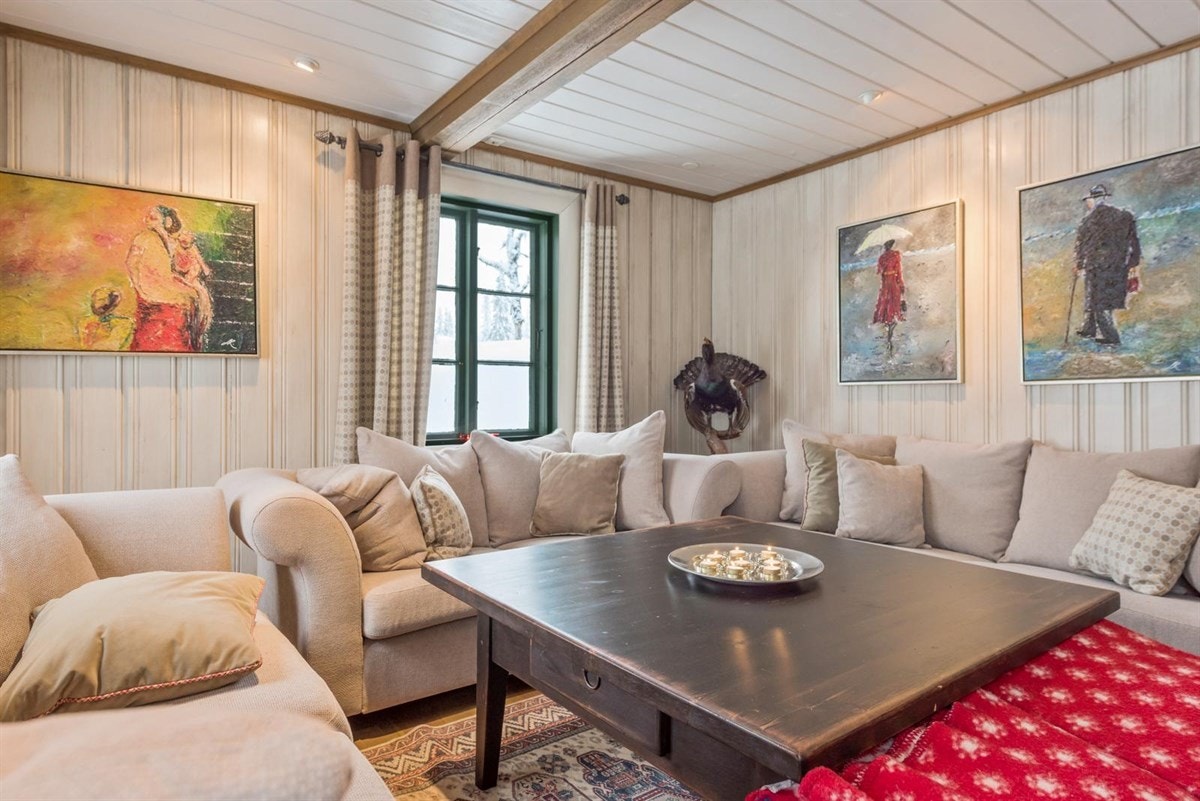 Lys og åpen stue med peis Galleribilde