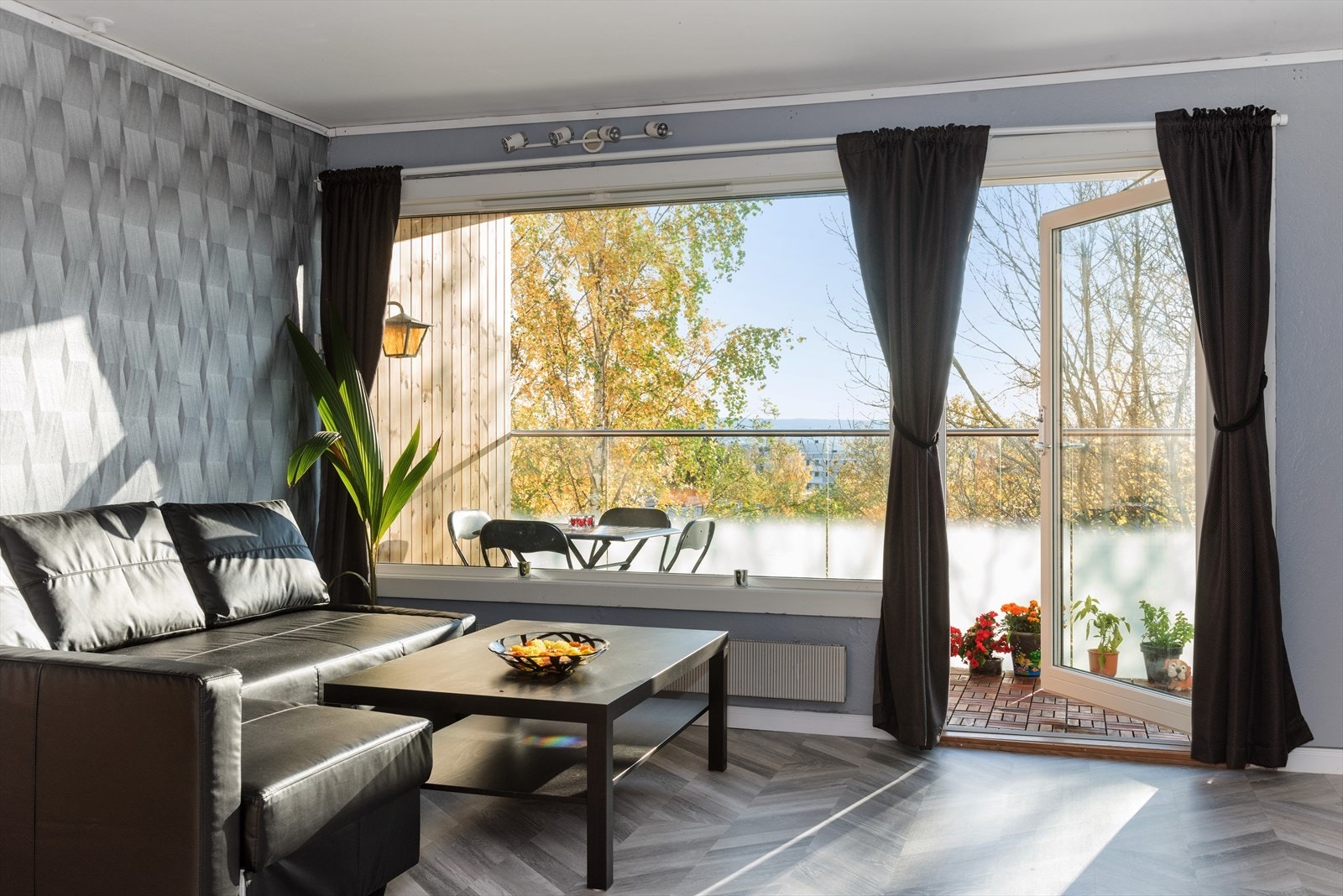 Stuen har store vindusflater og ny laminat fra 2020. Galleribilde