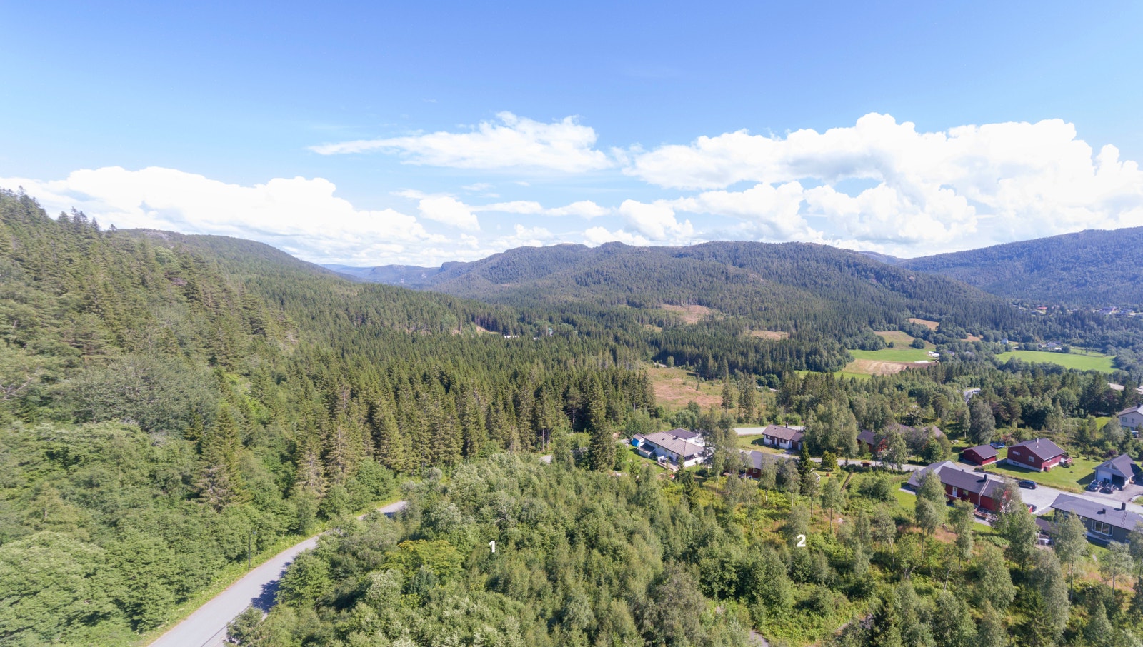 Tomteområdet har fritt utsyn i tre himmelretninger med Petrusfjellet i bak-kant Galleribilde