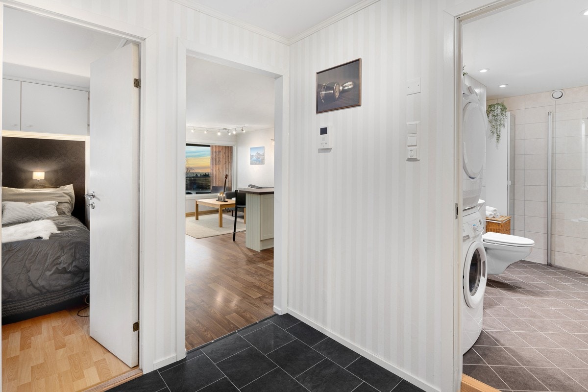 Bred og praktisk entré/gang, med god plass til yttertøy og plassering av sko i skyvedørsgarderoben Galleribilde