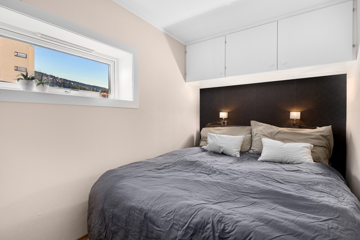 Hovedsoverom, med plass til dobbeltseng, garderobeskap og annet møblement Galleribilde