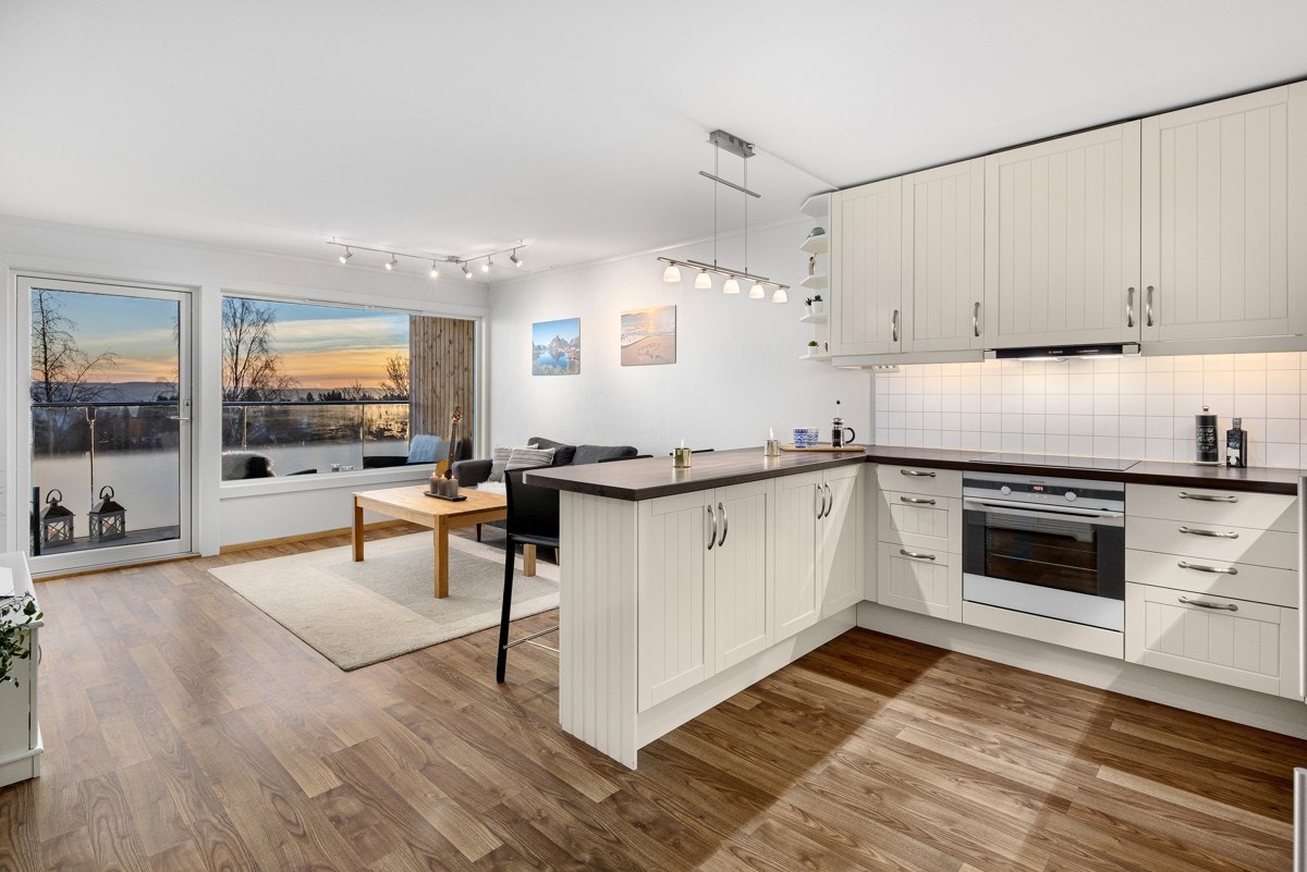 Høy trivselsfaktor, rikelig med lys og hyggelig utsyn Galleribilde