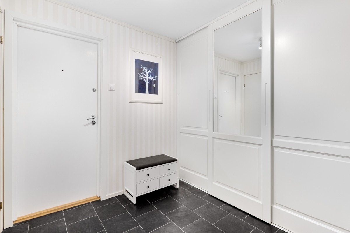 Bred og praktisk entré/gang, med god plass til yttertøy og plassering av sko i skyvedørsgarderoben Galleribilde