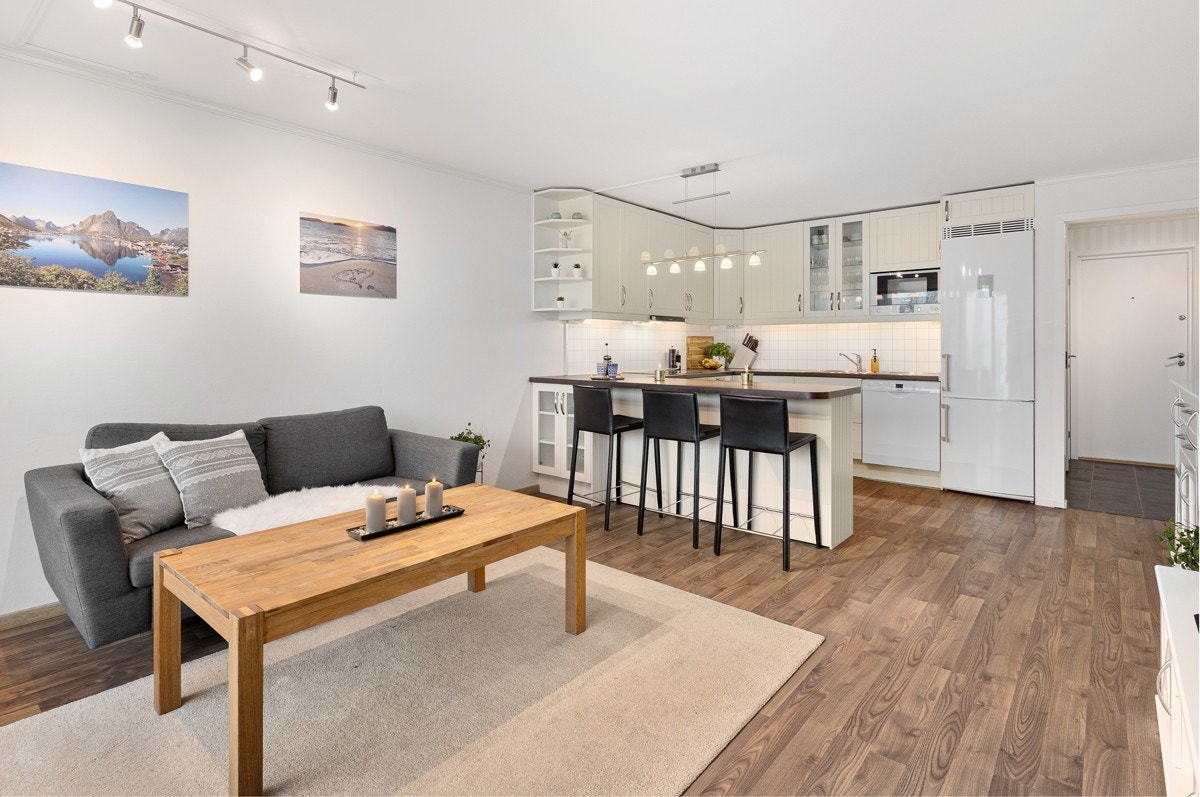 Romslig stue, med delvis åpen kjøkkenløsning fra Epoq Galleribilde