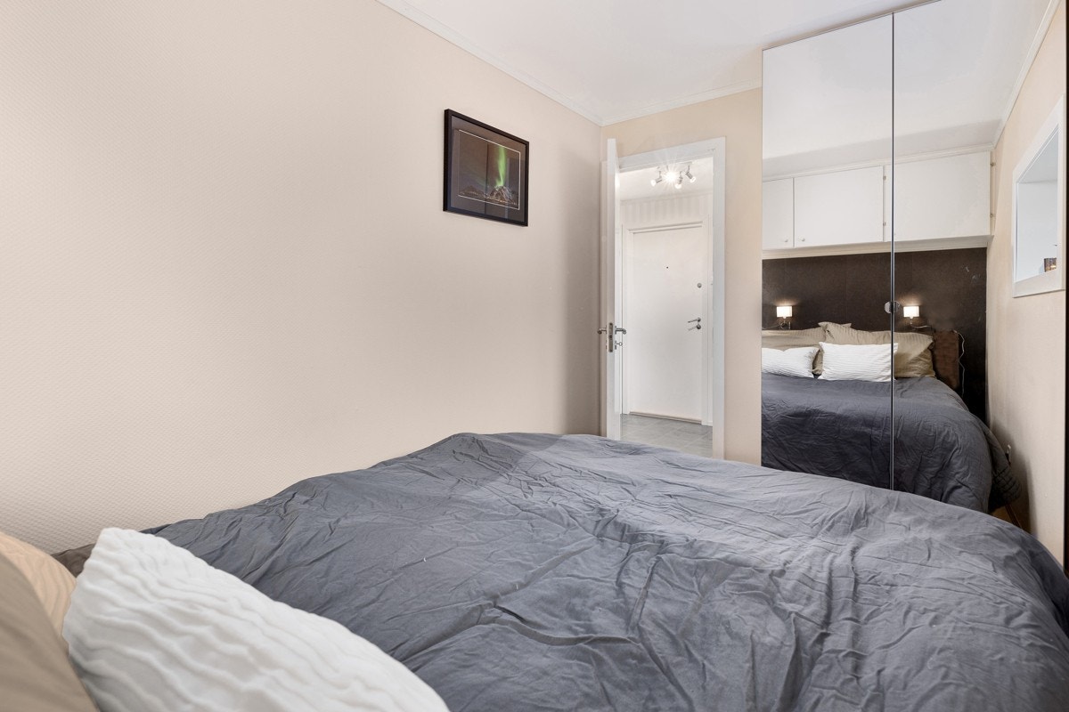 Hovedsoverom, med plass til dobbeltseng, garderobeskap og annet møblement Galleribilde