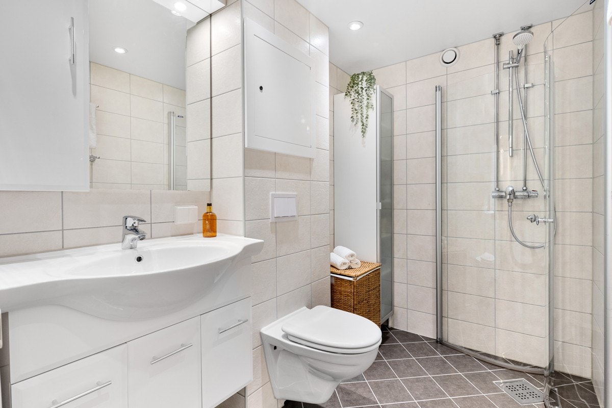 Innbydende flislagt baderom, med god størrelse, varmekabler i gulv og opplegg for vaskemaskin. Nytt i 2018. Galleribilde