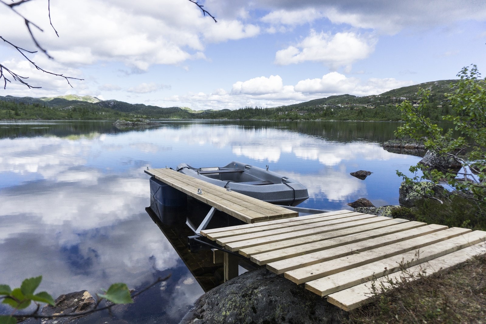 Fyrisjøen: Her er det robåter og kanoer tilgjengelig, som eiere av fritidsboliger på Høgevarde kan benytte når de måtte ønske. Galleribilde