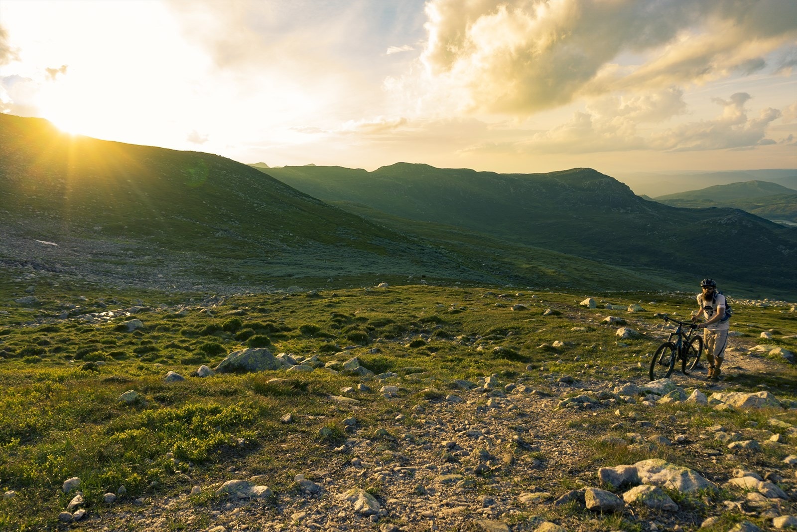 På Høgevarde finner du mengder av lekent terreng, både over og under tregrensen. Landskapet er som skapt for sykling og her vil det være noe for alle. Galleribilde