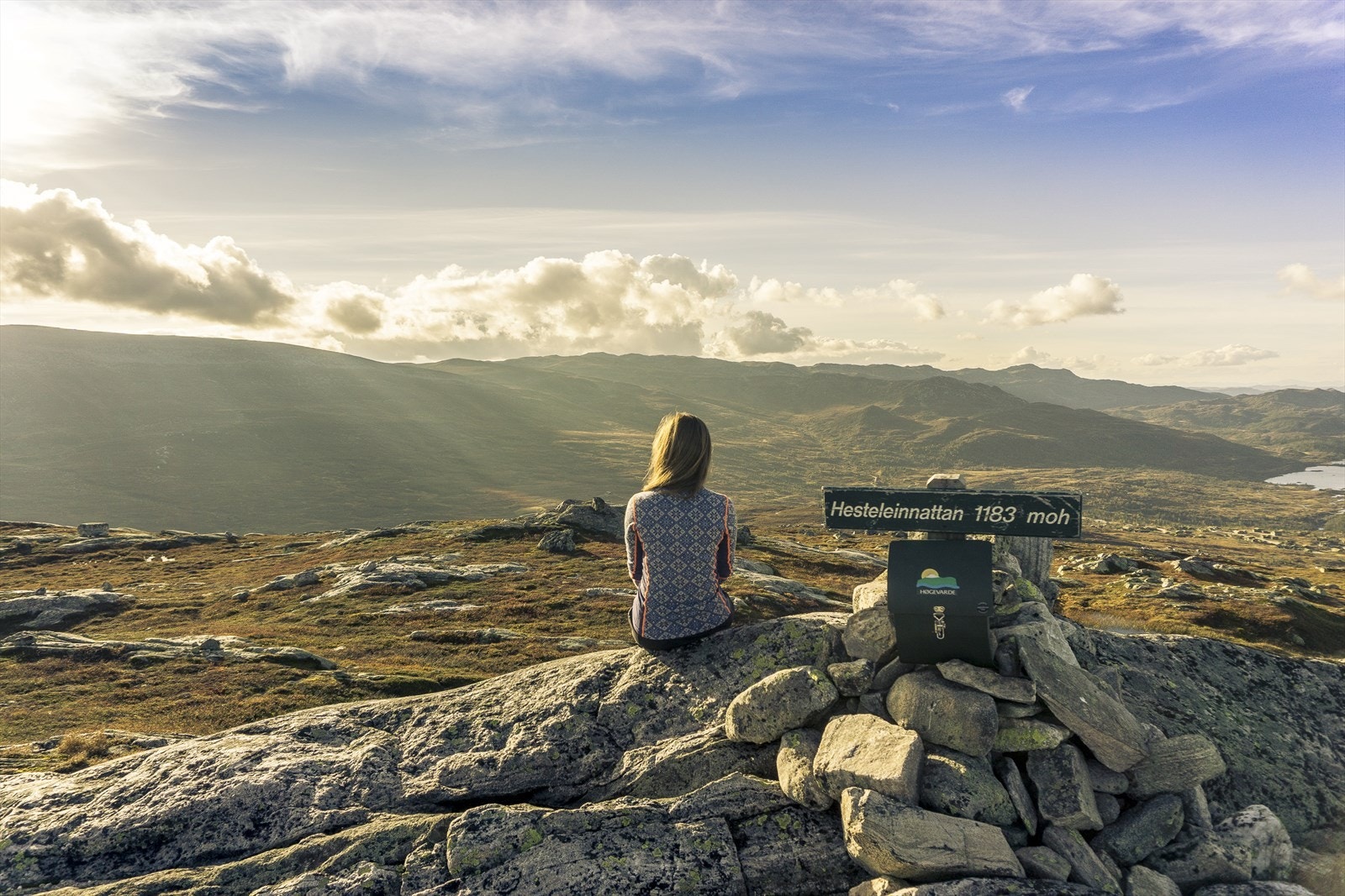 Høgevarde hytteområde ligger på høyfjellet og her går du bokstavelig talt rett ut i fantastisk natur med spektakulær utsikt. Her er bilde fra Hestleinnatten Galleribilde