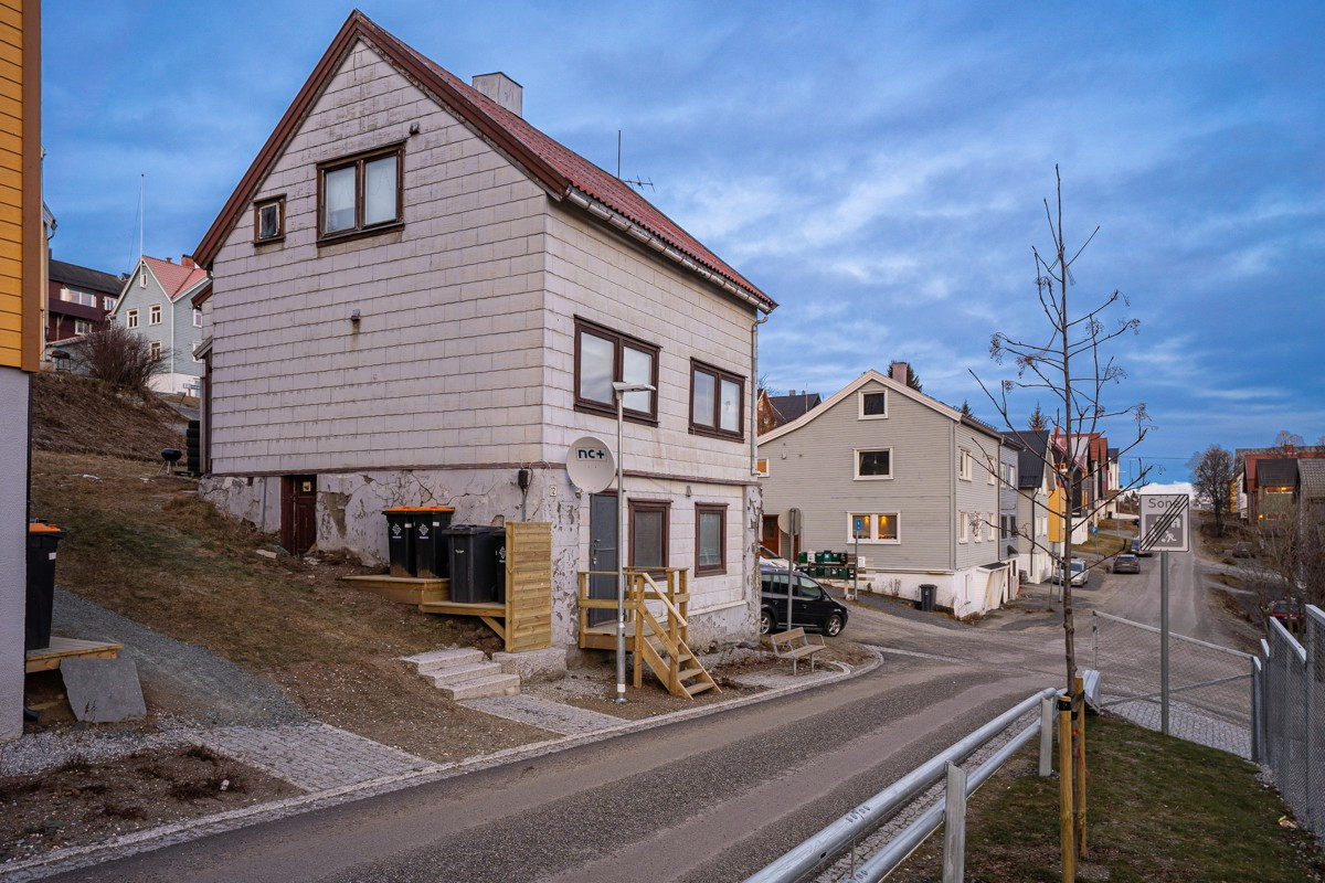 Eiendommen ligger på hjørnet mellom Rektor Steens gate og Elvegata