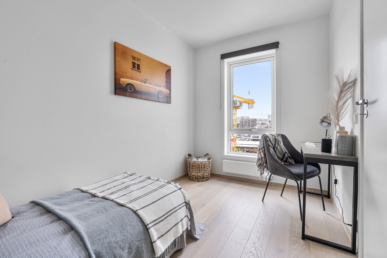 Dette soverommet er det også plass til seng med tilhørende nattbord, etc. Galleribilde