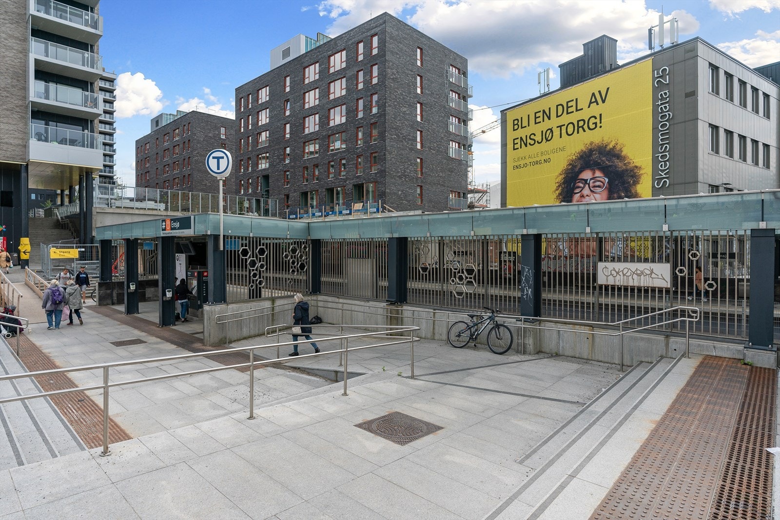 T-bane stasjonen ligger kun noen minutter unna. Det tar ca. 5 min med T-bane fra Ensjø Torg til Jernbanetorget. Galleribilde