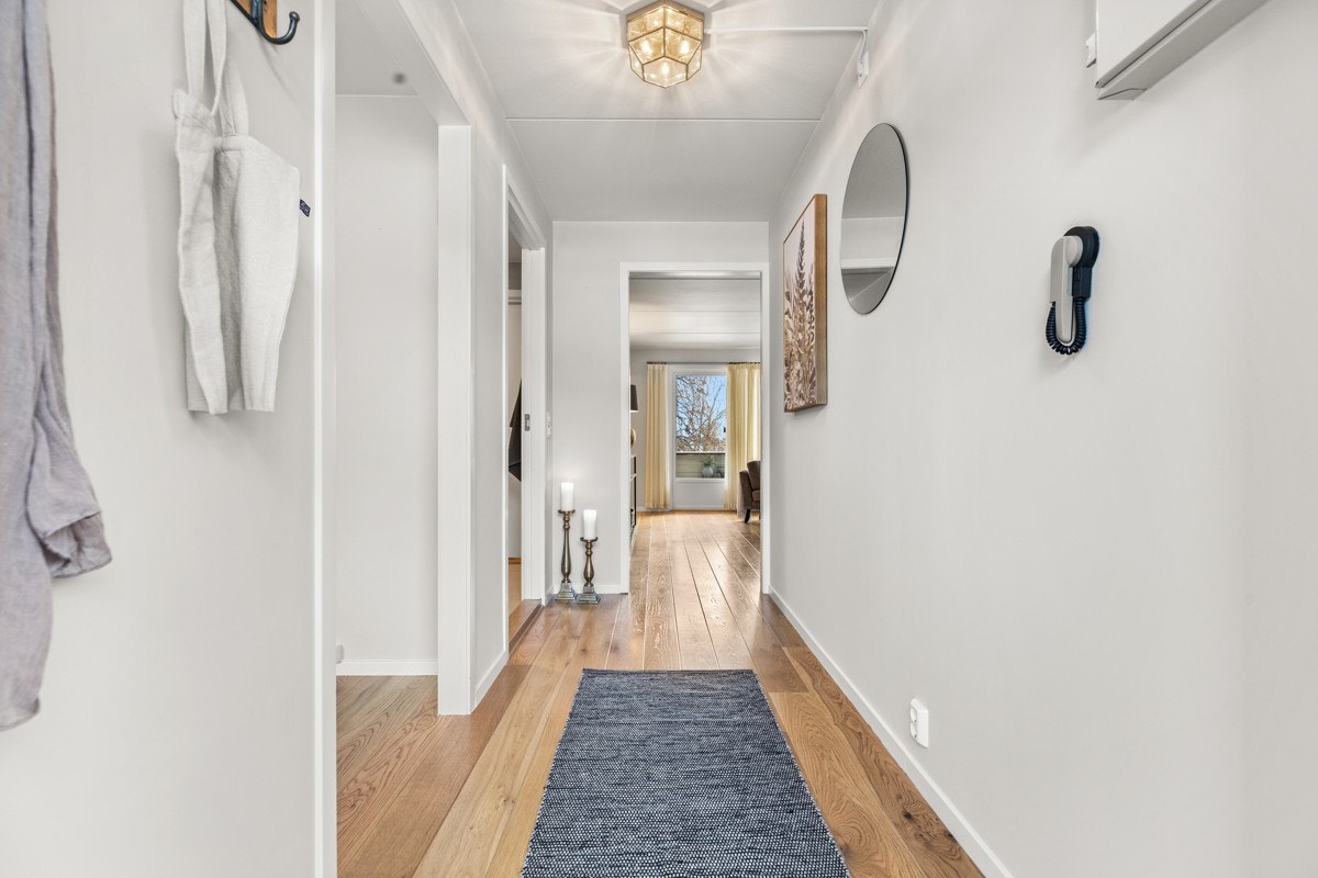 Det er heisadkomst til etasjeplan med garasjeplass og bod under Galleribilde