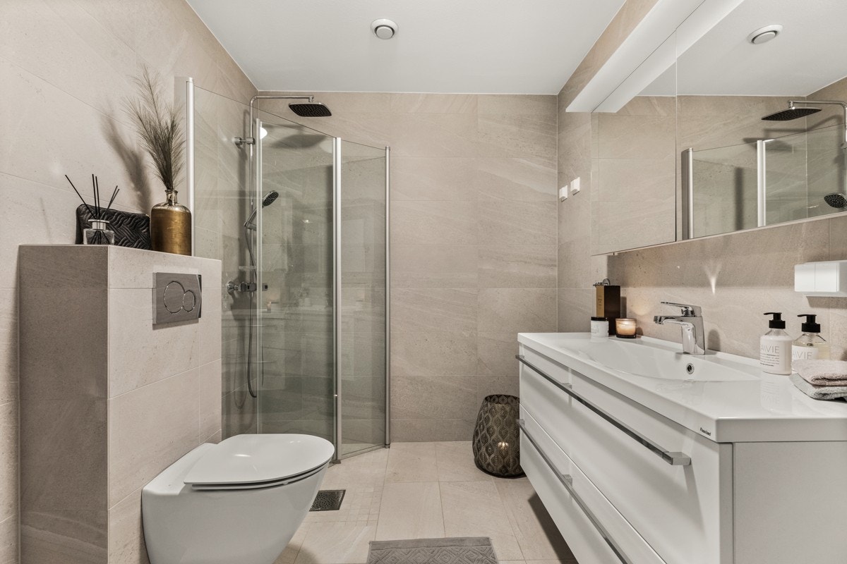 Pent baderom fra 2018 med varmekabler i gulv. Badet har store, lekre fliser på både gulv og vegger Galleribilde