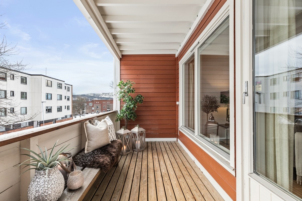 Balkongen er ca. 10 m2 Galleribilde
